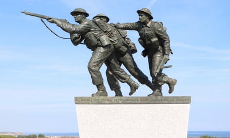 DVIDS - News - Soldiers re-up under Crossed Swords monument