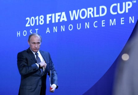 Vladimir Poutine arrive pour parler aux médias après que la Russie a été choisie comme hôte de la Coupe du monde 2018.