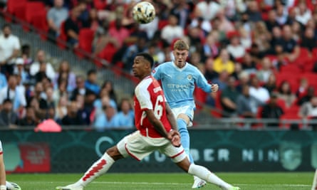 Cole Palmer scores the opening goal to put Manchester City 1-0 up against Arsenal