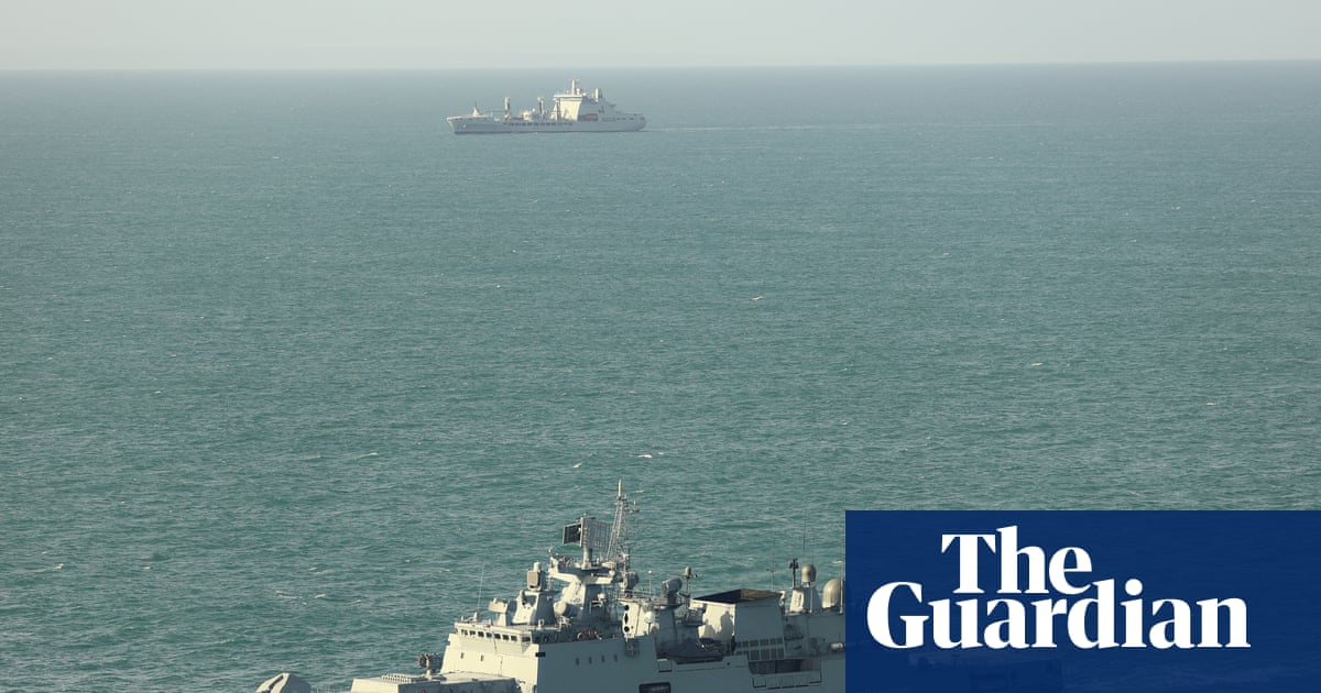 Russian frigate fires warning shots at British yacht in Channel – reports