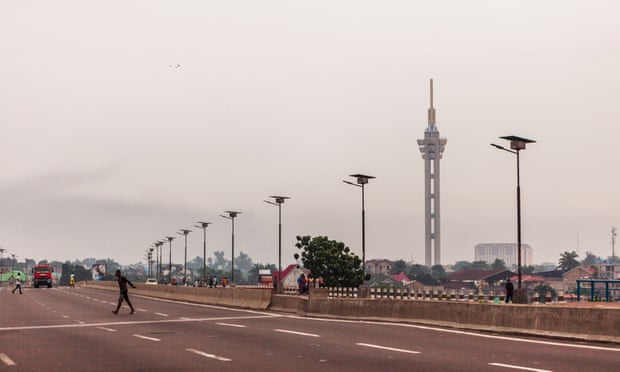 An empty avenue in Kinshasa with the Limete tower in the background.