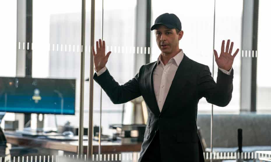 Kendall Roy indossa il suo look caratteristico nella seconda stagione di Succession.