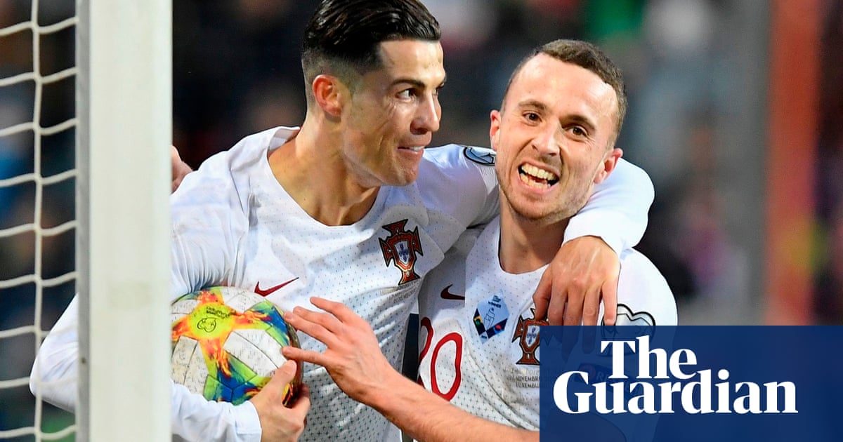 No sweat for England, Ronaldos 99th and the WSL weekend – Football Weekly