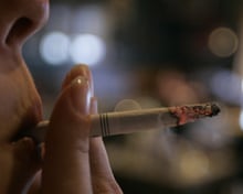 how many packs of cigarettes do people smoke a day Don't let smoking sneak up on you! 🚬 A simple calculation can tell you your pack-year history., Here’s how it works:, number of packs per day X number of years smoking, For example, if you smoke one
