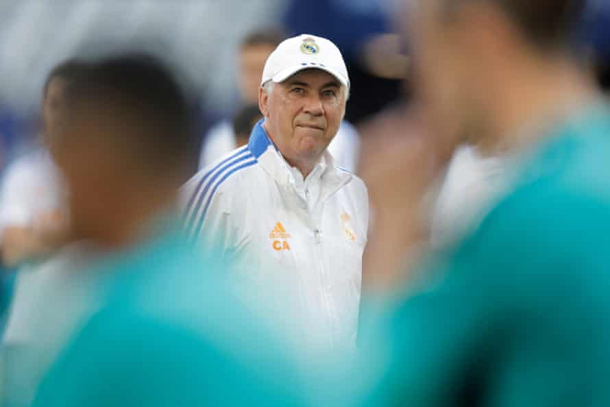 Carlo Ancelotti du Real Madrid lors d'une séance d'entraînement la veille de la finale de la Ligue des champions 2022 contre Liverpool au Stade de France.