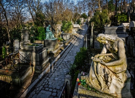 Une statue de marbre blanc orne la tombe du compositeur et pianiste polonais Frédéric Chopin (1810-1849).