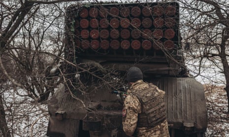 Un soldado ucraniano trabaja en un lanzamisiles Grad cerca de Soledar, en el oblast de Donetsk.