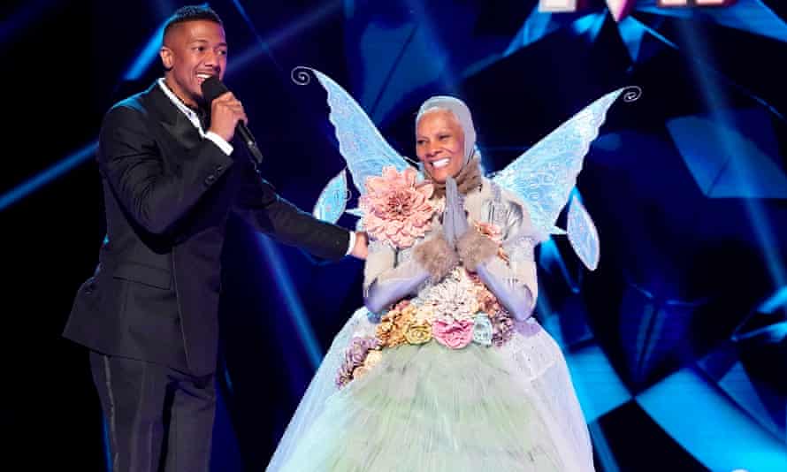 Dionne Warwick avec l'hôte Nick Cannon sur la quatrième série de la version américaine de The Masked Singer.