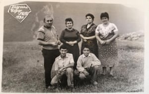 عکس سیاه و سفید هاگیگات حاجی یوا (ردیف بالا ، سمت چپ دوم) و چهار نفر دیگر از اعضای خانواده اش از سال 1990.