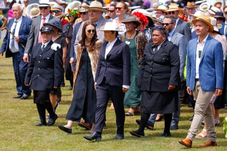 De Nieuw-Zeelandse premier Jacinda Ardern en minister Kiri Allen lopen de marae op tijdens Rātana Celebrations