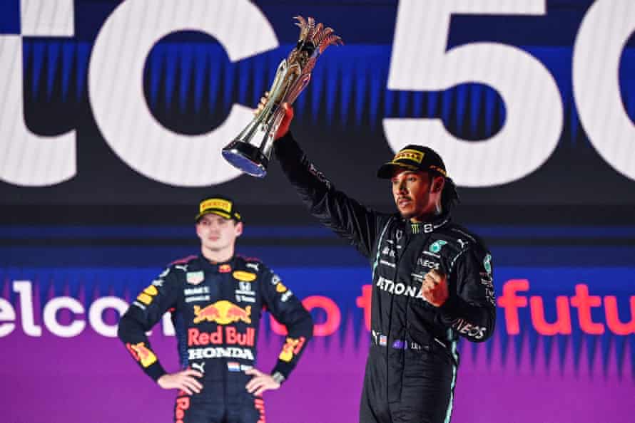 Lewis Hamilton célèbre sa victoire en Arabie saoudite sous le regard de Max Verstappen