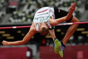 El bielorruso Maksim Nedasekau compite en la clasificación masculina de salto de altura en los Juegos Olímpicos de Tokio.