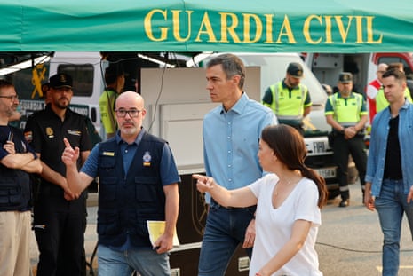 Pedro Sánchez speaks to emergency personnel.