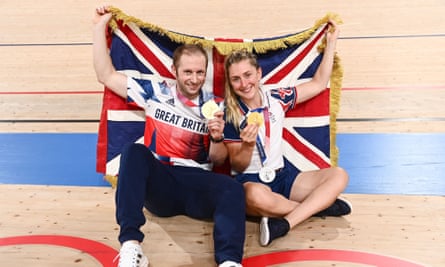 Kenny and wife Laura show off their gold medals in Tokyo.