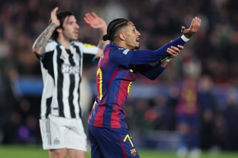 ट्रिपियर द्वारा वापस खींचे जाने के बाद रफिन्हा ने पेनल्टी के लिए अपील की।