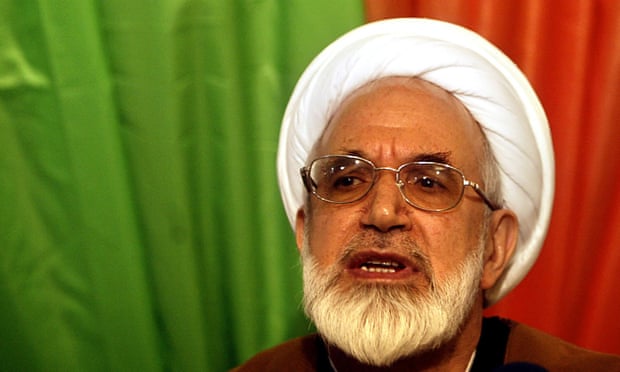 Mehdi Karroubi at a news conference in 2004