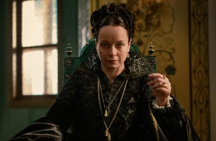 Samantha Morton as Catherine de Medici in the Serpent Queen.