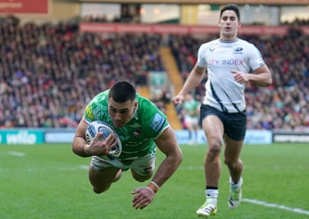 Dan Kelly dives over to score Leicester’s first try against Saracens