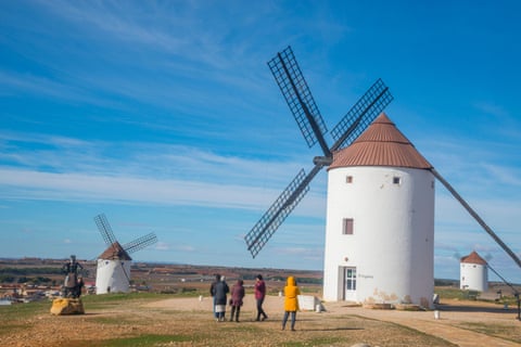 Njerëzit vizitojnë mullinjtë e erës në Mota del Cuervo, provincën Cuenca, Castilla-La Mancha.