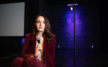 Retrato de Fern Brady en el escenario del Teatro Soho. Foto: Alecsandra Raluca Dragoi para The Guardian
