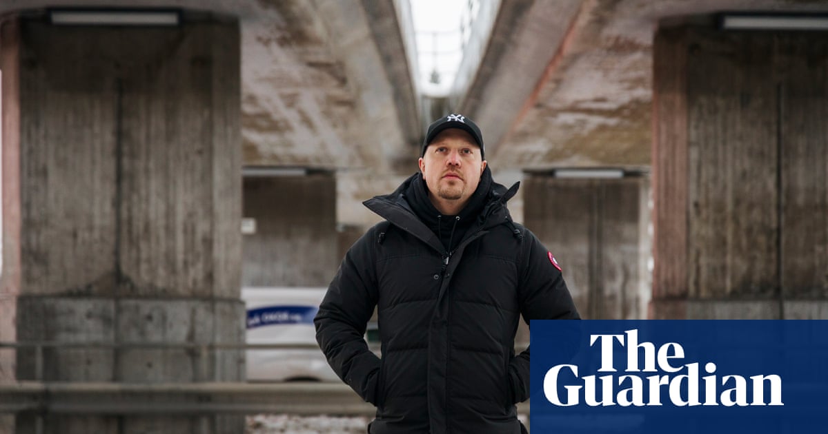 Рап звезда младежки работник и бивш член на бандата Себастиан