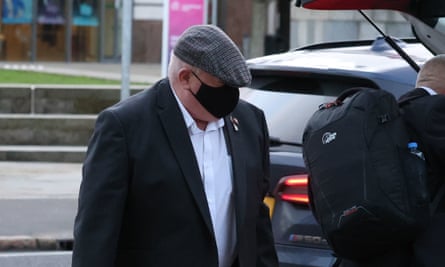 Holden arrivant aux tribunaux de Laganside à Belfast