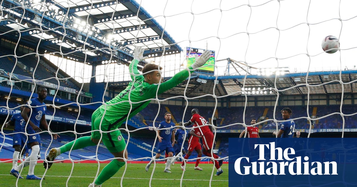 Liverpool sweep aside 10-man Chelsea thanks to Sadio Mané double