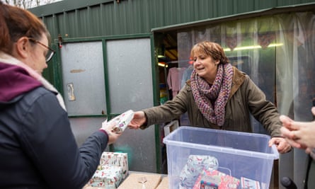 سيلا بالمر، مؤسسة Ely Baby Bank، توزع هدايا عيد الميلاد