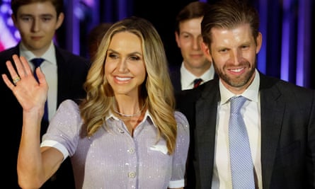 Lara y Eric Trump en el lanzamiento de la campaña del expresidente Donald Trump en Mar-a-Lago.  La multimillonaria minera australiana Gina Rinehart se ve en el fondo de una foto que publicó en Instagram