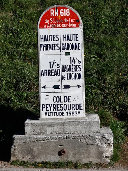 An ancient road sign showing the start and end of the Route Thermale