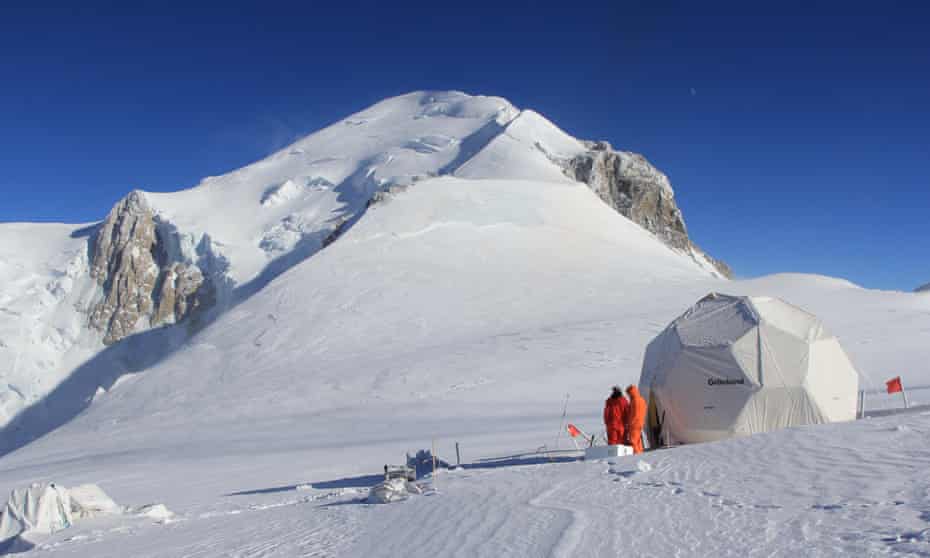 Scientists on the Col du Dôme site on the slopes of Mont Blanc.