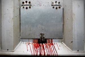 La sangre se filtra por la puerta de un camión que sale de un matadero en Canadá