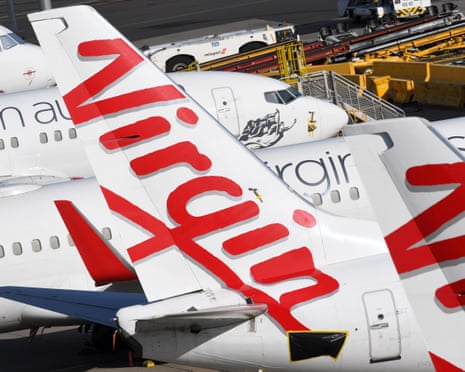 İtfaiye ekipleri bir olaya müdahale ediyor uçakta