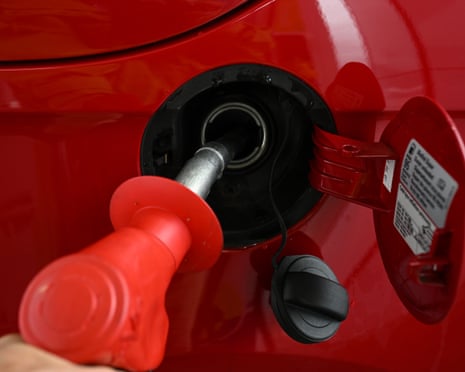 Австралійці качають газ на заправці