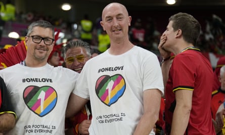 Penggemar Belgia mengenakan kaus pelangi pada pertandingan tim melawan Kanada pada hari Rabu
