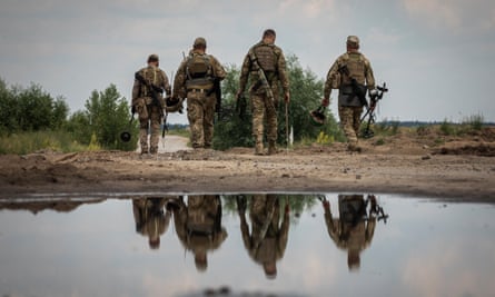 Des soldats avec des détecteurs de métaux