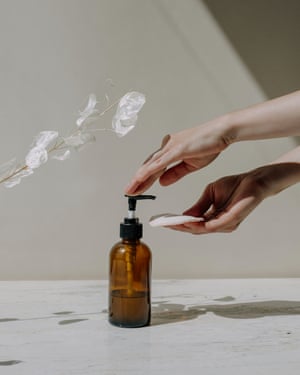 Methods to get radiant, healthy-looking pores and skin? Six solutions from magnificence consultants | Skincare will get gutsy 4 Crop Woman With Cosmetic Product And Cotton Pad