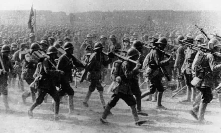 Communist troops on the march during the assault on Shanghai at the end of the Chinese Civil War, 21 May 1949.