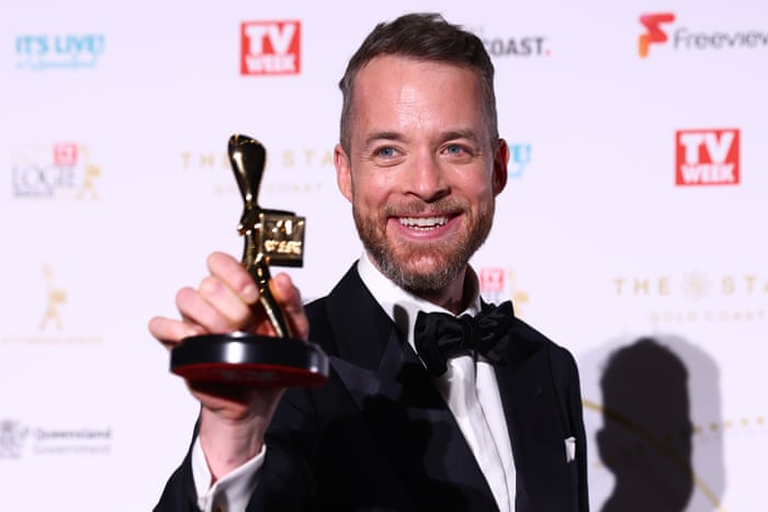 Hamish Blake with Gold Logi at the 2022 Awards.