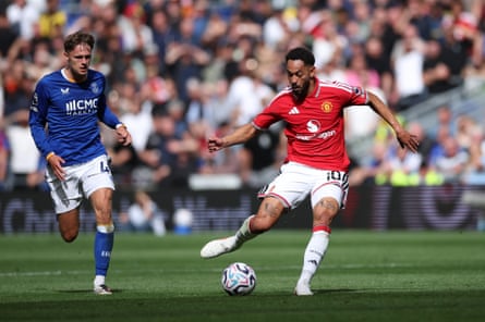 Matheus Cunha plays a pass against Everton