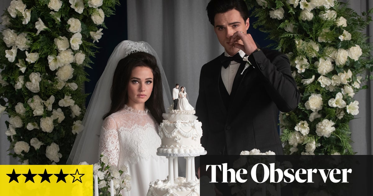 Кейли Спаени блести в главната роля докато Копола се впуска