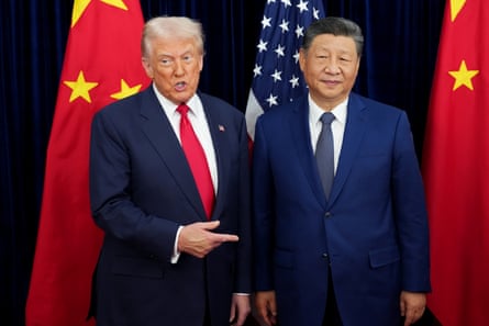 Donald Trump and Xi Jinping stand in front of US and Chinese flags