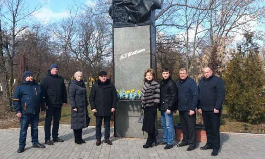 C’est la dernière observation du maire de Henichesk, Oleksandr Tulupov, quatrième à partir de la gauche, à côté de la statue de Taras Shevchenko dans le parc de la ville.