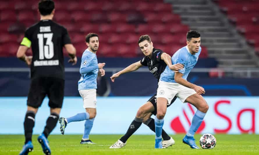 Florian Neuhaus battles in vain for the ball.