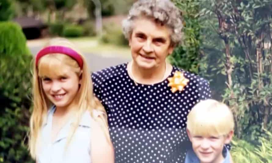When grandma’s apple streusel cake is so good you pin a golden ribbon on her :’)