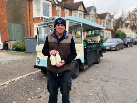 Tenho muitas garrafas: um tour com os últimos leiteiros da Grã-Bretanha 40 Steve, Parker Dairies, with two pints of milk, on the street with his float