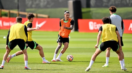 Darwin Núñez at the centre of attention in training this week.