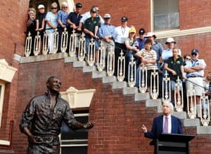 Benaud alongside a sculpture of himself at the Sydney Cricket Ground in 2008.