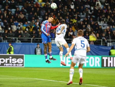 Eddie Nketiah marca o segundo gol do Crystal Palace contra o Dínamo de Kiev.