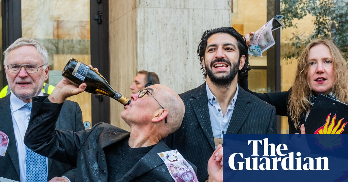 Shell to hand investors bigger payouts despite continued fall in profits